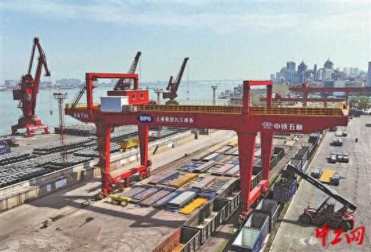 3月21日,在上港集团九江港外贸码头铁路专用线内,叉车正在将装有玉米